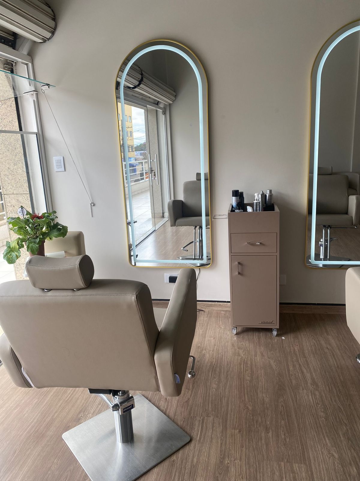 Espelhos e cadeiras de atendimento