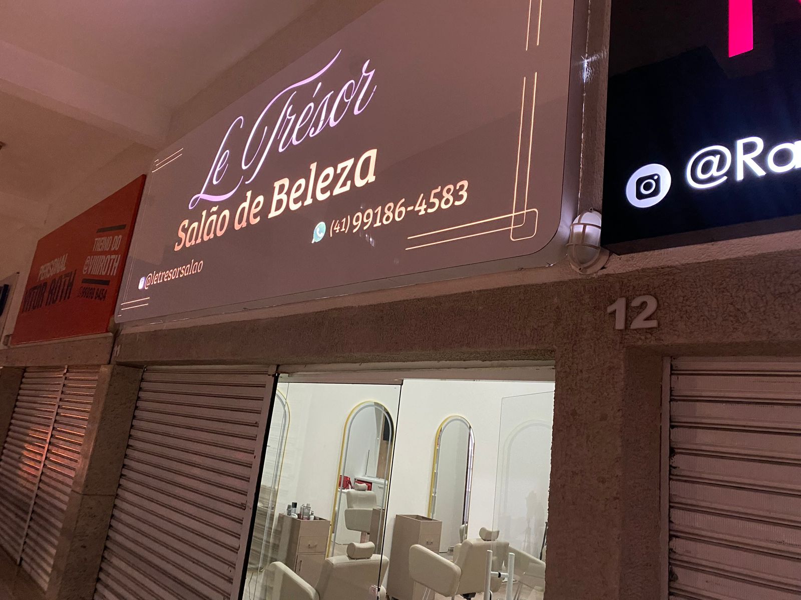 Fachada do Le Trésor à noite