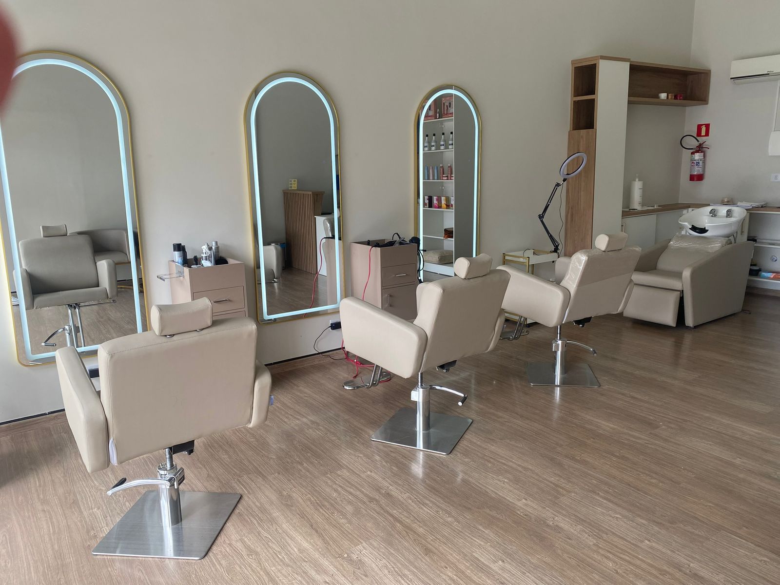 Interior do Le Trésor - espelhos, cadeiras e ambiente acolhedor