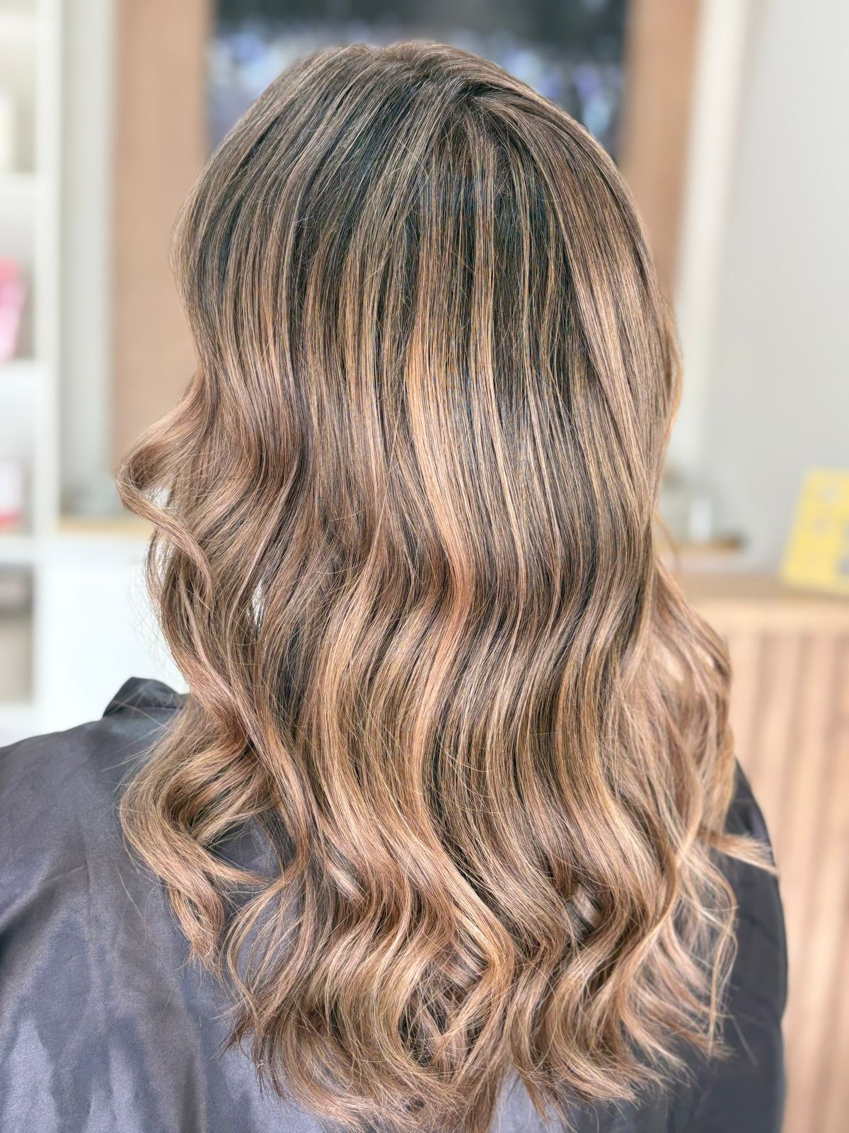 Resultado: cabelo longo ondulado com balayage